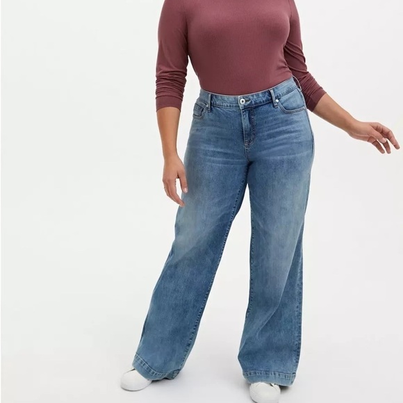 NWT Torrid High Rise Wide Leg Vintage Stretch Jeans 28S - Picture 1 of 11